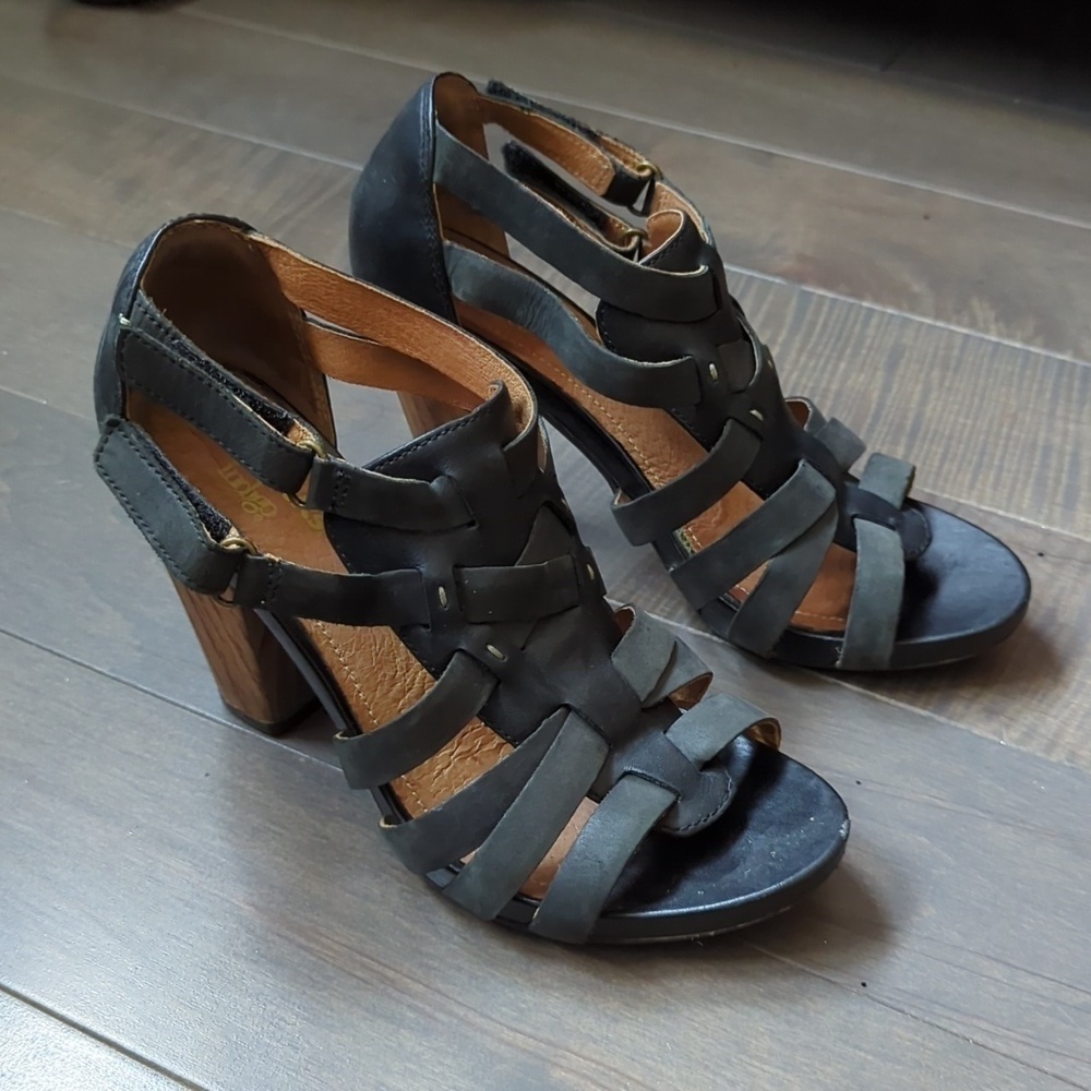 Clark's Size 6.5 Black Leather Sandals